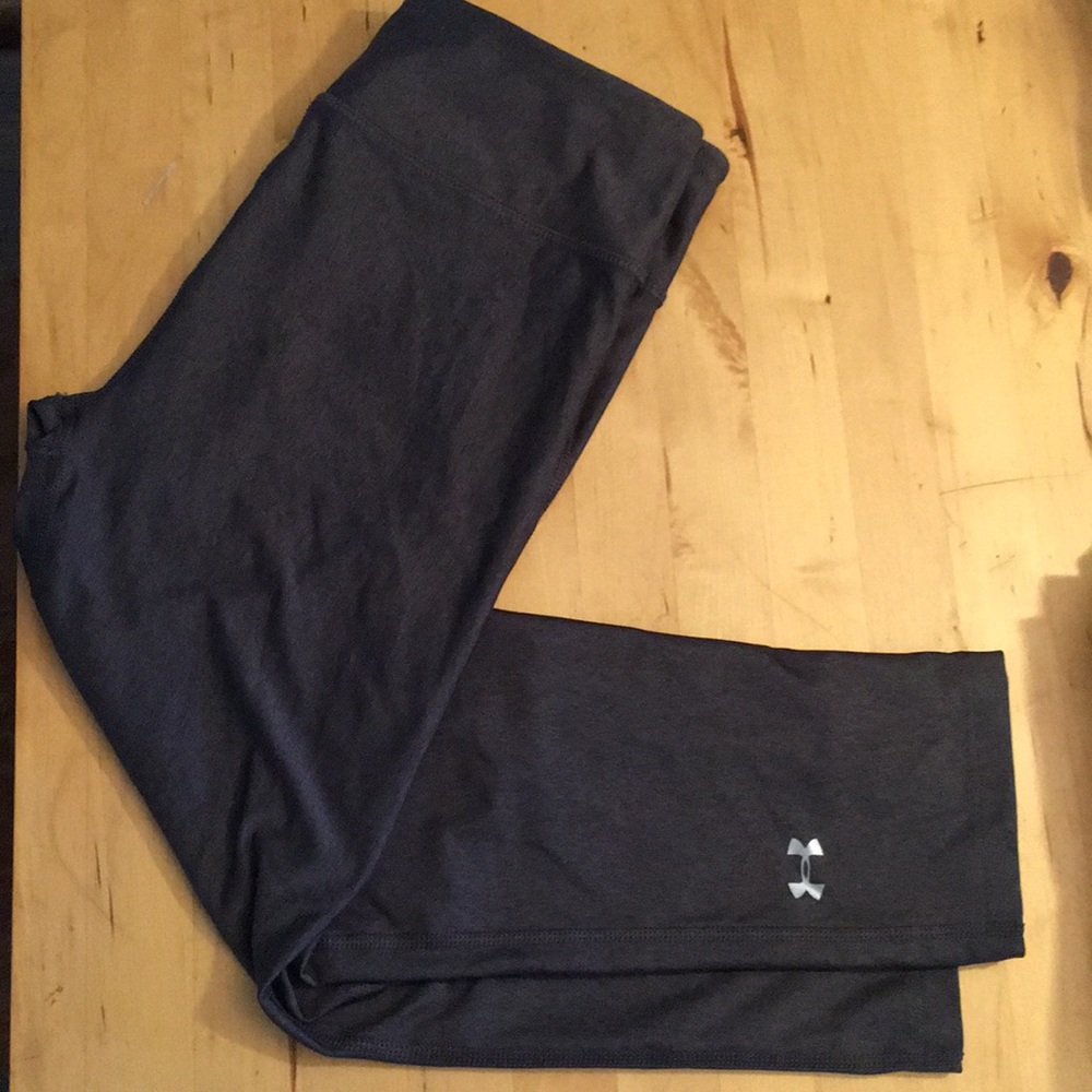 Under armour charcoal grey compression capris S